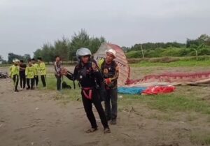 Latihan Gatotkaca Paraglider Club (GPC) Kangkung Kendal. Foto GPC Kendal